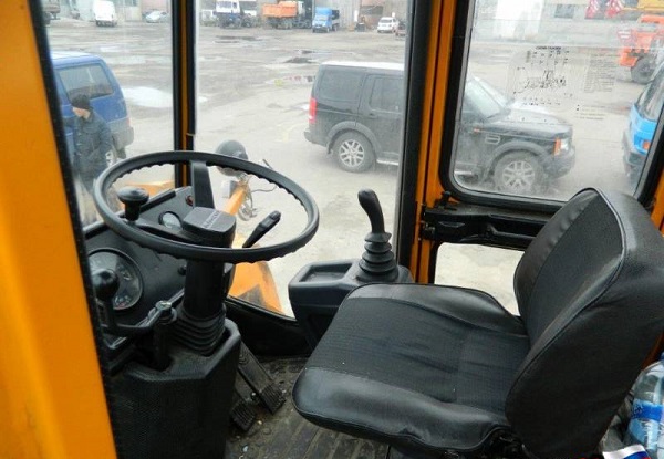 кабина погрузчика Амкодор 342В, ее достоинства