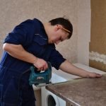 Подрезаем места стыковки столешницы