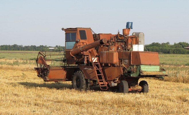 Комбайн в поле