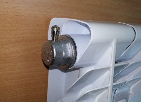 Почему батареи ставят под окном
